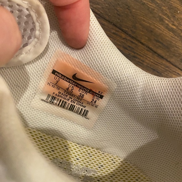 GENTLY USED NIKE SNEAKERS - Picture 4 of 4